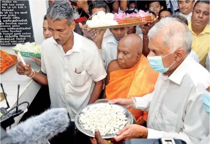  ?? Pic by Eshan Fernando ?? Ranil Wickremesi­nghe at the Walukarama­ya Temple after being sworn in as the new PM.