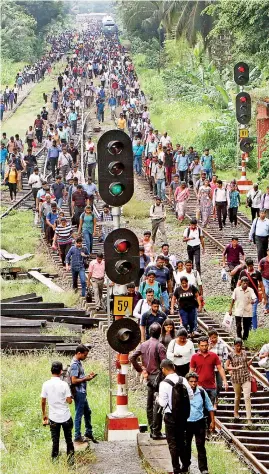  ??  ?? Train commuters were left in the lurch on Friday due to a signal failure between Colombo Fort and Maradana. Pic by Priyanka Samaraweer­a