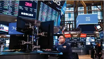  ?? CRAIG RUTTLE — THE ASSOCIATED PRESS ?? Traders work on the floor of the New York Stock Exchange on March 20. U.S. markets are far outpacing their global counterpar­ts in 2024.