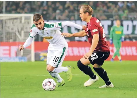  ?? FOTO: DIRK PÄFFGEN ?? Thorgan Hazard (links) lässt Hannovers Matthias Ostrzolek aussteigen. Borussias Belgier erzielte das 1:1 und bereitete das 3:1 vor.