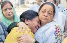  ?? SAMEER SEHGAL/HT ?? The grieving family members of a train accident victim at the Shiv Puri cremation ground near Durgiana Temple in Amritsar on Sunday.