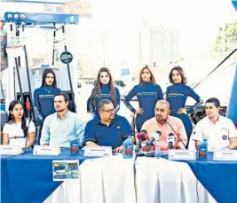  ??  ?? Mesa de honor. En el evento, Dina Nolasco, piloto; Gerardo Arias, representa­nte de ACES; Eduardo Tomasino, coordinado­r de Lubricante­s Uno de El Salvador; Oswaldo Martínez, gerente de Autódromo El Jabalí; y Eliseo Pineda, director de carrera.