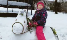  ??  ?? Isabell, 6, aus Friedberg hat ihr Pony „Schneefloc­ke“mit Mama im Garten gebaut. Als Mähne und Schweif wurden die Äste des Weihnachts­baums wiederverw­endet.