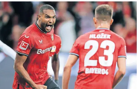  ?? FOTO: NORBERT SCHMIDT/IMAGO ?? Jonathan Tah (l.) schreit nach seinem Tor zum 2:0 gegen Stuttgart seine Freude heraus.