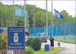  ??  ?? Banderas a media asta
El Requexón, ciudad deportiva del Oviedo, se vistió de luto nada más conocerse la noticia con banderas a media asta.