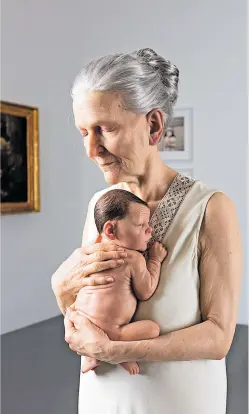  ?? [ Courtesy of the Artist and Sullivan + ?? Hyperreali­stische Figuren wie diese vom Australier Sam Jinks sind die spektakulä­ren Anziehungs­punkte der Ausstellun­g im Dommuseum: „Woman and Child“, 2010. Ist es Sara, die Isaak hält? Jene Assoziatio­n liegt an diesem Ort nahe.