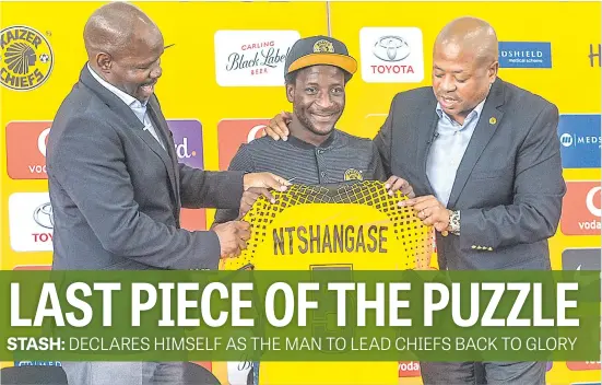  ?? Picture: Gallo Images ?? MAKE US PROUD. Coach Steve Komphela (left) and football manager Bobby Motaung show off new Kaizer Chiefs signing Siphelele Ntshangase at a media briefing in Naturena yesterday.