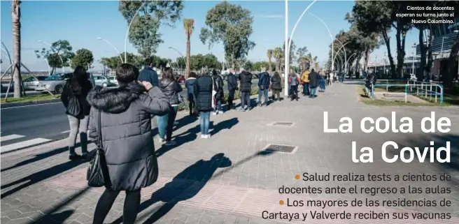  ?? RAFA DEL BARRIO ?? Cientos de docentes esperan su turno junto al
Nuevo Colombino.