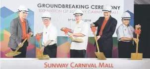  ?? — Gambar Bernama ?? SIMBOLIK: Guan Eng (tengah), Jeffrey Ng (dua kanan) dan tetamu kehormat melakukan simbolik memecah tanah pada majlis pecah tanah fasa ke-2 Sunway Carnival Mall, semalam.