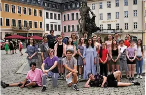  ?? REINHARD SCHULZE ?? Schüler aus Gera und den USA auf dem Geraer Markt, wo sie unter anderem den Rathaustur­m bestiegen.