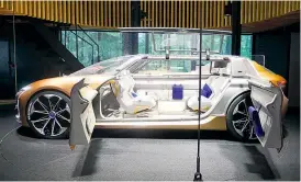  ??  ?? Renault hält mit dem Symbioz dagegen – Vision eines autonom fahrenden, vernetzten E-Fahrzeugs. Sieht so die Mobilität 2030 aus?