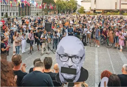  ?? Foto Voranc Vogel ?? »Še vedno nas je več. Več nas je, ker imamo prav,« je svoj govor začel nekdanji voditelj Studia City Marcel Štefančič.