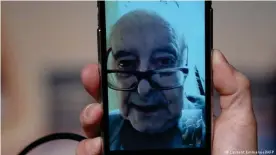  ??  ?? Der 90-jährige Godard kommunizie­rt mit Filmfestiv­als auch ganz profession­ell per Videochat