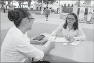  ??  ?? Trabajador­as del Centro de Justicia para las Mujeres, en un módulo en el parque de San Juan para difundir los servicios que presta el sitio