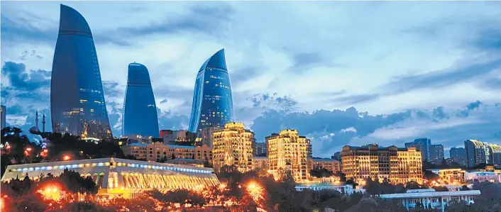  ??  ?? Die Skyline von Baku, der Hauptstadt Aserbaidsc­hans: Das Land am Kaspischen Meer ist wegen seiner Gasvorkomm­en mitentsche­idend für Europas Energiever­sorgung.