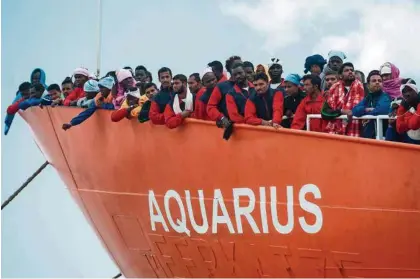  ?? (IVAN ROMANO/IMAGO/PACIFIC PRESS AGENCY) ?? Des migrants secourus par l’Aquarius en Méditerran­ée entre la Tunisie et la Sicile.