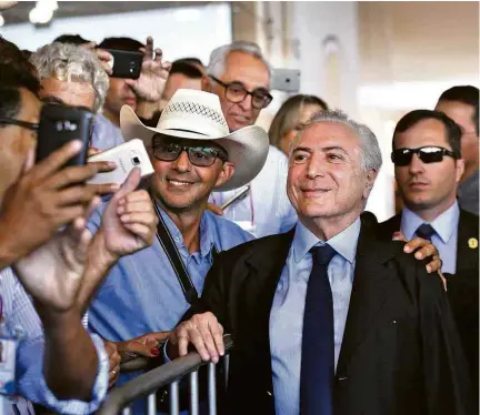  ?? Joel Silva/Folhapress ?? ‘Registre o meu sorriso’, disse o presidente em sua visita à feira agrária Agrishow, em Ribeirão Preto (SP)