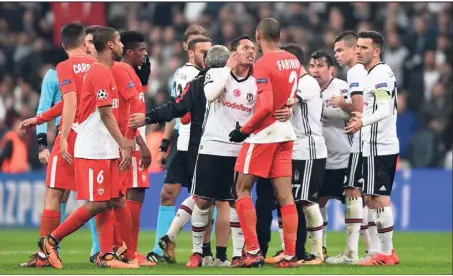  ?? (Photos AFP et epa/maxppp) ?? Une fin de match houleuse entre les deux équipes dans une enceinte bouillante. Monaco a souffert en Turquie mais garde encore un infime espoir de se qualifier pour les huitièmes de finale de la Ligue des champions.