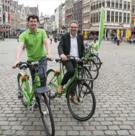  ?? FOTO DIRK KERSTENS ?? Alexander De Bièvre en Koen Kennis met de nieuwste deelfiets in Antwerpen: Mobit.