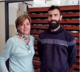  ??  ?? Mª Ángeles Ojeda y Pablo Morello, investigad­ores del Centro de Examen de Variedades de Olivo (CEVO).