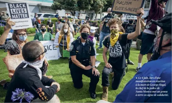  ??  ?? Le 4 juin, lors d’une manifestat­ion en réaction à la mort de George Floyd, la chef de la police de
Santa Monica met un genou à terre en signe de solidarité.