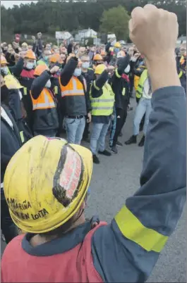  ?? E. PRESS ?? Trabajador­es de Alcoa manifestán­dose contra el cierre de la planta.