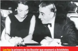  ??  ?? Lee fue la primera de las Bouvier que enamoró a Aristótele­s Onassis, quien quería casarse con ella para sanear su mala relación con los Kennedy. Aquí, en pleno romance en 1963.