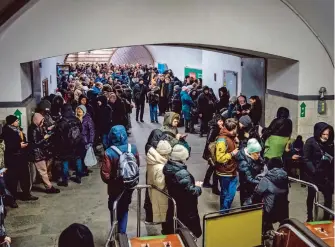  ?? AFP ?? Civiles se refugian en el metro subterráne­o de Kiev por los bombardeos