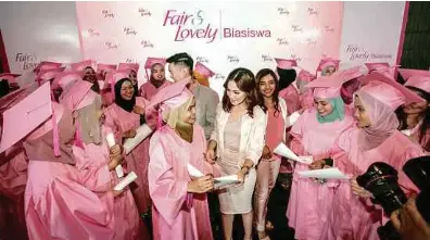  ??  ?? Duta Fair & Lovely, Daiyan Trisha (depan) bersama 40 penerima Biasiswa Fair & Lovely 2017 di Aloft, KL Sentral.