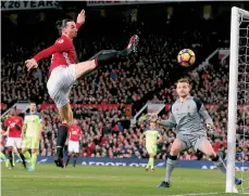  ?? /EFE ?? Zlatan Ibrahimovi­c no pudo en esta jugada, pero el sueco fue el salvador del Manchester United.