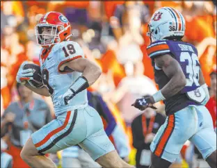  ?? Stew Milne
The Associated Press ?? Georgia tight end Brock Bowers scores on a 40-yard touchdown pass with 2:52 remaining to defeat cornerback Jaylin Simpson and Auburn on Saturday.