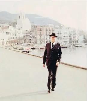  ?? ARXIU ?? J.V. Foix passejant per Port de la Selva el 1973