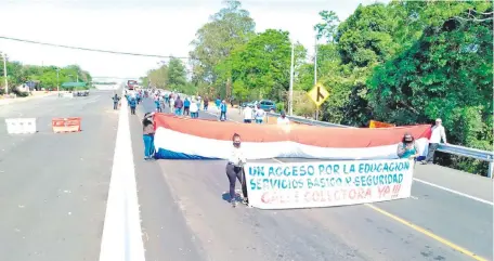  ??  ?? El reclamo se llevó a cabo en el kilómetro 126 de la ruta PY 02 “Mariscal Estigarrib­ia”, en Nueva Londres.