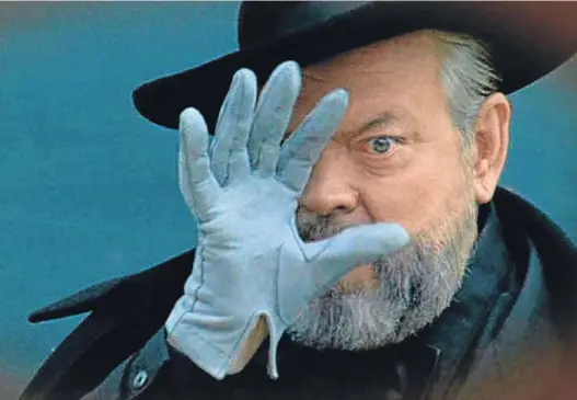  ??  ?? ORSON WELLES EN ‘FAKE’, película en la que ya profetiza la nueva economía del arte. Welles reivindica a Elmyr de Hory, imitador de Picasso. El cuadro ‘Homenaje a Braque’ de De Hory está en la exposición, muy cerca de los Picasso ‘reales’