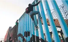  ??  ?? TIJUANA. Cientos de hondureños ya están en la zona del muro.