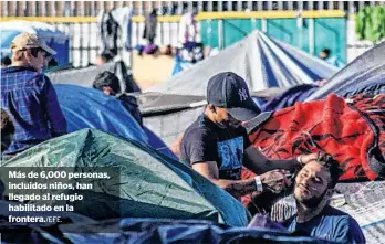  ??  ?? Más de 6,000 personas, incluidos niños, han llegado al refugio habilitado en la frontera./EFE.