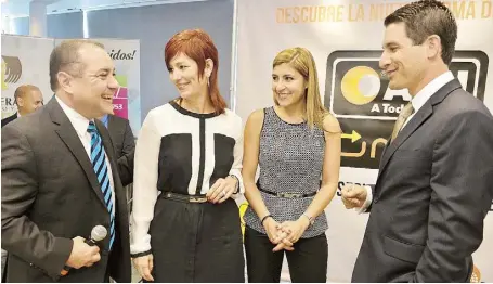  ??  ?? Desde la izquierda, el maestro de ceremonias, Otto Oppenheime­r; junto a Wanda Betancourt, Sylvette Ramos y Miguel Vizcarrond­o, ejecutivos de Evertec.