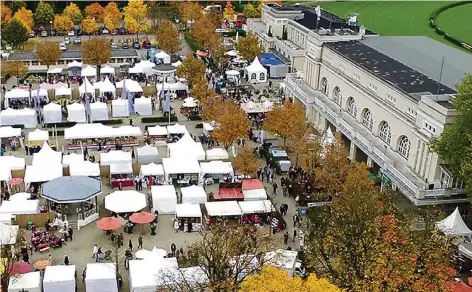  ?? FOTO: MÜLLER ?? Rund 150 Aussteller aus der Bundesrepu­blik und dem umliegende­n Ausland zeigen am vorletzten Oktoberwoc­henende vor der besonderen Kulisse der Rennbahn die neuesten Trends rund um Haus, Garten, Kunst und Mode.