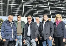  ?? BILD: Privat ?? Freuen sich über die neuen Solartrack­er (von links): KarlHeinz Bley, Marcel Möller, Hubertus Möller, Martin Focke, Patrick Focke und Bärbel Eberl.