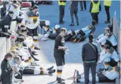  ?? FOTO: JUSSI NUKARI/IMAGO ?? ... musste die Mannschaft wegen eines Feueralarm­s vor der Halle warten.