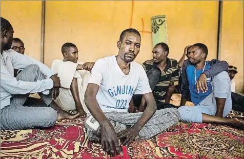  ?? PAU COLL / RUIDO PHOTO ?? “Europa o nada”. El marfileño Binaté Bemssi, de 17 años (en la página de la izquierda), espera en una casa de Agadez la señal del traficante para salir hacia Libia Seis meses de esclavitud. Mubarak Abdaha, sudanés de 23 años (a la izquierda, en el...