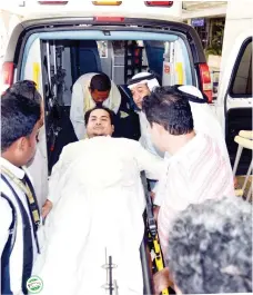  ??  ?? سيارة اإلسعاف تنقل المصاب مروان الصمداني لحظة وصوله إلى مطار الملك عبدالعزيز أمس قادمًا من دبي. (تصوير: موسى األحمري)