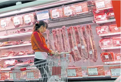  ?? Archivo ?? La baja de precios habría sido mayor en los supermerca­dos que en las carnicería­s