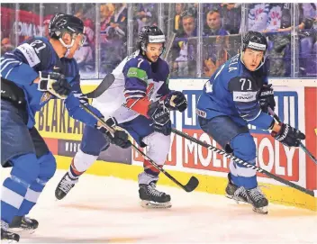  ?? FOTO: DPA PICTURE-ALLIANCE / LUKASZ LASKOWSKI ?? Robert Lachowicz (weißes Trikot, hier im Spiel gegen Finnland) gelang mit britischen Nationalma­nnschaft bei der WM 2019 der Klassenerh­alt – und damit eine große Überraschu­ng.