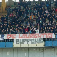  ??  ?? Allo stadio Uno dei tanti striscioni esposti dai tifosi azzurri contro Aurelio De Laurentiis