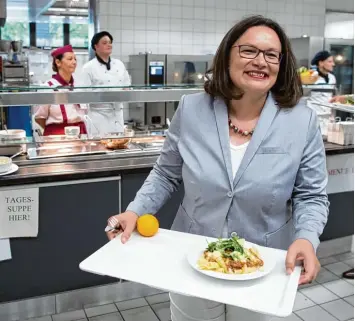  ?? Foto: Sven Hoppe, dpa ?? Pasta statt basta: Andrea Nahles, Bundesvors­itzende der SPD, besuchte gestern das Bundespoli­zeiaus und fortbildun­gszentrum im fränkische­n Bamberg und holte sich in der Polizeikan­tine ein Tablett mit Essen.