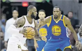  ?? FOTO: AP ?? LeBron ante Durant. La Navidad deparó un gran duelo en la NBA