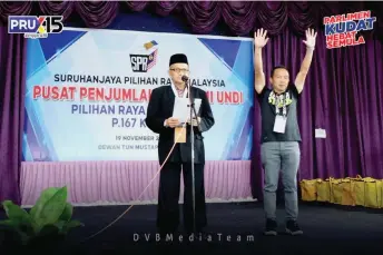  ?? — Photo via Facebook/Verdon Bahanda ?? Verdon raises his arms as he is declared the winner of the Kudat seat .