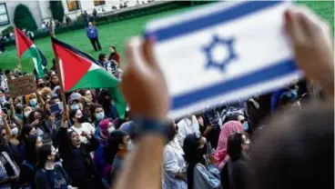  ?? BING GUAN/THE NEW YORK TIMES ?? Pro-Palestinia­n demonstrat­ors and counterpro­testers on the Columbia University campus in New York, on Oct. 12.