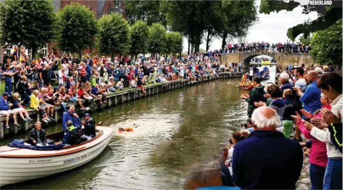  ?? FOTO BELGA ?? Onderweg kon de zwemmer rekenen op aanmoedigi­ngen van honderden sympathisa­nten.